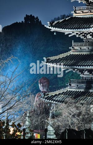 Paesaggio di una pagode e il lato posteriore del Buddha gigante nel tempio di Kooshouji nel centro di Nagoya Foto Stock