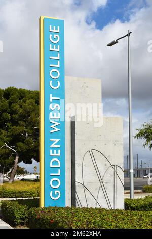 HUNTINGTON BEACH, CALIFORNIA - 01 GEN 2023: Cartello all'ingresso di Goldenwest Street al campus del Golden West College. Foto Stock
