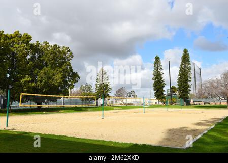 HUNTINGTON BEACH, CALIFORNIA - 01 GEN 2023: Campi da Beach Volley nel campus del Golden West College. Foto Stock