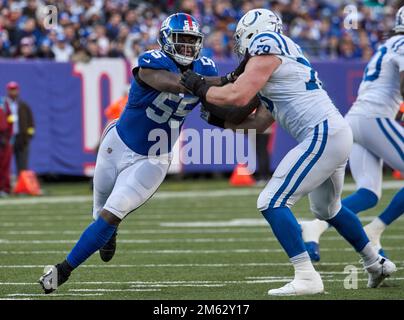 East Rutherford, New Jersey, Stati Uniti. 1st Jan, 2023. New York Giants Linebacker Jihad Ward (55) batte Indianapolis Colts Offensive Tackle Bernhard Raimann (79) durante un gioco NFL a East Rutherford, New Jersey. Duncan Williams/CSM/Alamy Live News Foto Stock