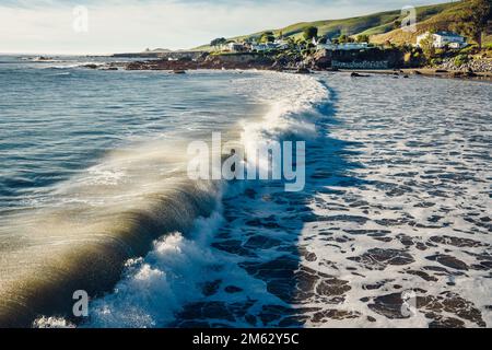 Cayucos, California, USA - 25 dicembre 2022. Bellissimo oceano Pacifico. Cayucos è una città di villeggiatura situata sulla fresca e colorata Estero Bay sulla Cal Centrale Foto Stock