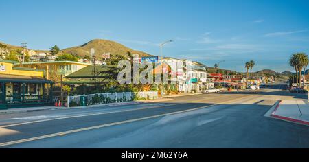 Cayucos, California, USA - 25 dicembre 2022. Cayucos, un'affascinante cittadina balneare sulla costa centrale della California, con una varietà di negozi come ristoranti Foto Stock