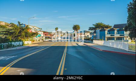 Cayucos, California, USA - 25 dicembre 2022. Cayucos, un'affascinante cittadina balneare sulla costa centrale della California, con una varietà di negozi come ristoranti Foto Stock