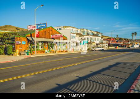 Cayucos, California, USA - 25 dicembre 2022. Cayucos, un'affascinante cittadina balneare sulla costa centrale della California, con una varietà di negozi come ristoranti Foto Stock