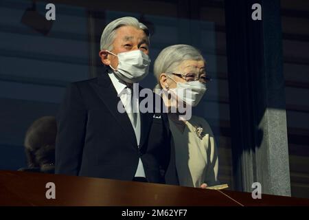 Tokyo, Giappone. 2nd Jan, 2023. L'imperatore emerito giapponese Akihito e l'imperatrice emerita Michiko partecipano in pubblico con le sue famiglie imperiali al Palazzo Imperiale di Tokyo lunedì 2 gennaio 2023. Credit: ZUMA Press, Inc./Alamy Live News Foto Stock