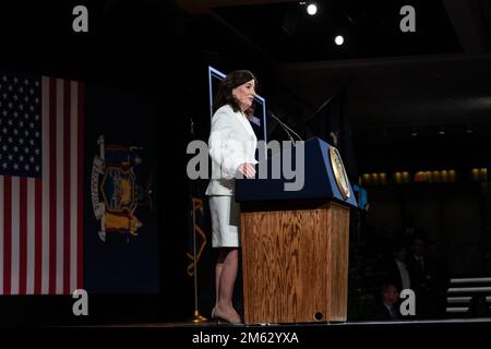 Albany, Stati Uniti. 01st Jan, 2023. Il Governatore Kathy Hochul ha tenuto delle osservazioni durante la cerimonia di inaugurazione per i funzionari statali di New York all'Empire state Plaza Convention Center di Albany il 1 gennaio 2023. Il governatore Kathy Hochul è stato giurato come primo governatore femminile dello stato di New York per un mandato completo. (Foto di Lev Radin/Sipa USA) Credit: Sipa USA/Alamy Live News Foto Stock