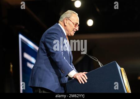 Albany, Stati Uniti. 01st Jan, 2023. STATI UNITI Charles Schumer consegna le sue osservazioni durante la cerimonia di inaugurazione per i funzionari di New York all'Empire state Plaza Convention Center di Albany il 1 gennaio 2023. Il governatore Kathy Hochul è stato giurato come primo governatore femminile dello stato di New York per un mandato completo. (Foto di Lev Radin/Sipa USA) Credit: Sipa USA/Alamy Live News Foto Stock