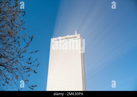 La luce del sole si riflette sul vetro color oro del grattacielo di 63 metri quadrati sull'isola di Yeouido a Seoul, Corea del Sud, il 1 gennaio 2023 Foto Stock