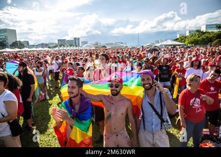 Brasilia, Brasile. 01st Jan, 2023. I membri della comunità LGBTQ partecipano al possesso di Lula. Migliaia di persone si sono riunite nel centro di Brasilia il 1st gennaio 2023 per assistere all'inaugurazione del nuovo presidente del Brasile Luiz Innacio Lula da Silva. Credit: SOPA Images Limited/Alamy Live News Foto Stock