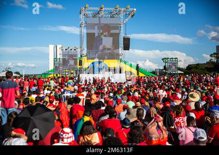 Brasilia, Brasile. 01st Jan, 2023. I brasiliani assistono al possesso di Lula dallo schermo. Migliaia di persone si sono riunite nel centro di Brasilia il 1st gennaio 2023 per assistere all'inaugurazione del nuovo presidente del Brasile Luiz Innacio Lula da Silva. (Foto di Antonio Cascio/SOPA Images/Sipa USA) Credit: Sipa USA/Alamy Live News Foto Stock