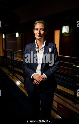 Berlino, Germania. 30th Nov 2022. Alice Weidel (AFD), leader del gruppo parlamentare, si trova di fronte al suo ufficio a Jakob Kaiser House.(a dpa: Dieci anni di AFD - leader del partito Weidel vede la possibilità di aderire al governo) Credit: Fabian Sommer/dpa/Alamy Live News Foto Stock