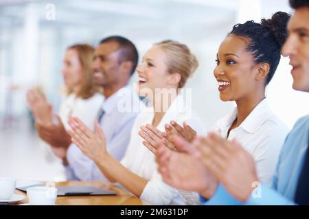 I dirigenti applaudono. Ritratto di dirigenti multirazziali applaudendo nella presentazione. Foto Stock