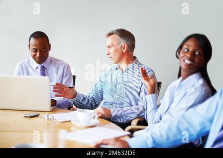 Team di colleghi che discutono di idee. Professionisti che discutono le idee di affari. Foto Stock
