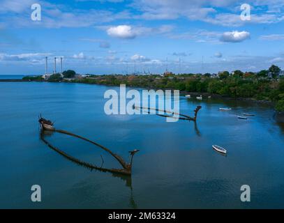 Naufragi in una baia Mauritius Port Louis. Il corpo della nave di ferro corroso inquina l'ambiente. Foto Stock