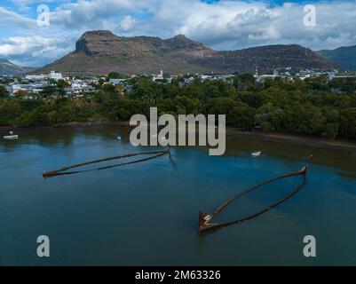 Naufragi in una baia Mauritius Port Louis. Il corpo della nave di ferro corroso inquina l'ambiente. Foto Stock