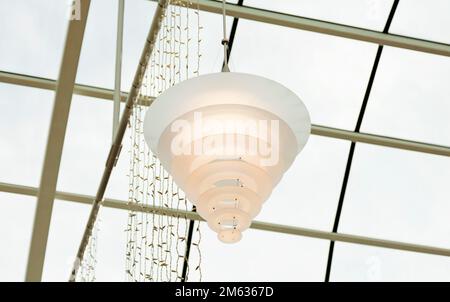 Grande lampada acrilica appesa al soffitto nel centro commerciale finlandese Foto Stock