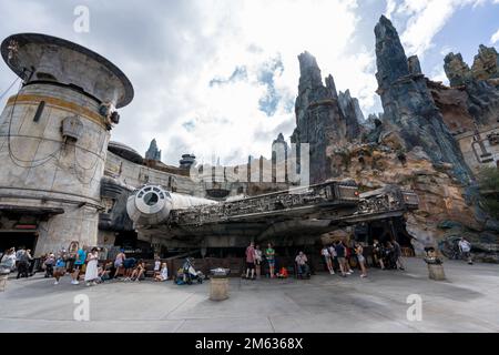 Orlando, FL, USA - Novembre 5 2022 : Disney Hollywood Studios. Star Wars Galaxy's Edge Area. Il Millennium Falcon. Foto Stock