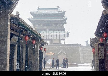 Taiyuan, la provincia cinese di Shanxi. 21st Jan, 2022. Questa foto mostra la scena innevata dell'antica città di Pingyao, nella provincia di Shanxi della Cina settentrionale, 21 gennaio 2022. Credit: Liang Shengren/Xinhua/Alamy Live News Foto Stock