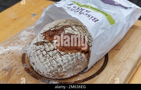 Amburgo, Germania. 07th Nov 2022. Una pagnotta di pane si trova in un sacchetto di pane. Credit: Markus Scholz/dpa/Alamy Live News Foto Stock
