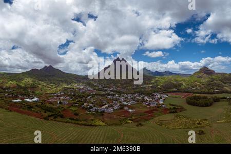 Panorama aereo su Mauritius. Pieter entrambi famosa montagna in background Creve coeur villaggio in primo piano Foto Stock