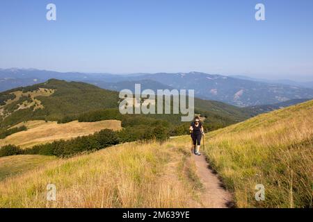 Donna trekking nell'Appennino toscano-emiliano Foto Stock