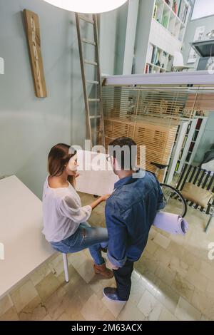 Architetti e ingegneri occasionali che lavorano in ufficio Foto Stock