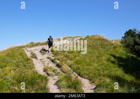 Donna trekking nell'Appennino toscano-emiliano Foto Stock