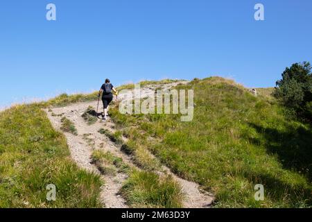 Donna trekking nell'Appennino toscano-emiliano Foto Stock