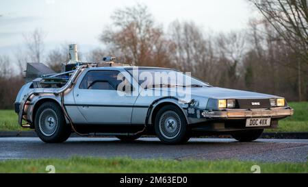 Stony Stratford, Bucks, Regno Unito, 1 gennaio 2023. 1981 De Lorean DMC12 ritorno al futuro su una strada di campagna inglese Foto Stock