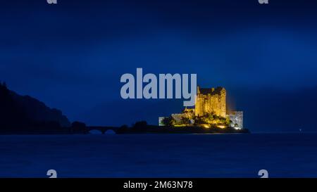 Il castello di Eilean Donan sulla sua isola vicino a Dornie nelle Highlands scozzesi, circondato dai loch marittimi di Kintail. Foto Stock