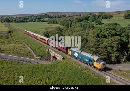 Locomotiva Vintage Diesel traina carrozze e passeggeri sulla North Yorkshire Moors Railway tra Whitby e Pickering Foto Stock