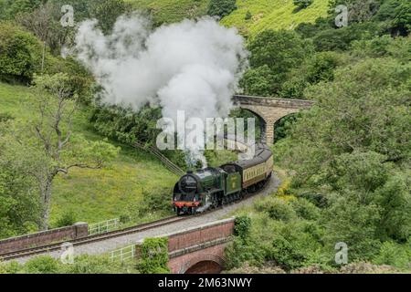 Treno a vapore sulla North Yorkshire Moors Railway, Regno Unito. Treno d'epoca che tira carrozze attraverso la campagna dello Yorkshire tra Whitby e Pickering Foto Stock