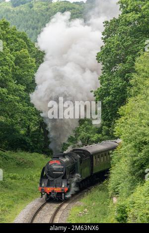 Treno a vapore sulla North Yorkshire Moors Railway, Regno Unito. Treno d'epoca che tira carrozze attraverso la campagna dello Yorkshire tra Whitby e Pickering Foto Stock