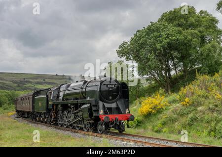 Treno a vapore sulla North Yorkshire Moors Railway, Regno Unito. Treno d'epoca che tira carrozze attraverso la campagna dello Yorkshire tra Whitby e Pickering Foto Stock