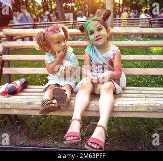 Giovani, adolescenti e adulti celebrano l'evento Holi in Ucraina a Chernivtsi il 8 marzo. Hanno divertimento e gettano la vernice l'un l'altro. Foto di alta qualità Foto Stock