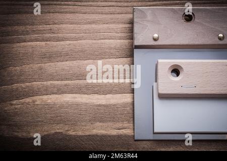 coltelli per stucco in acciaio e gomma da vicino. Foto Stock