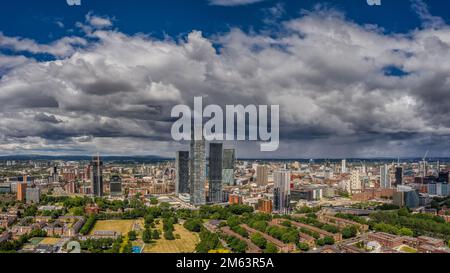 Deansgate Square a Manchester, in Inghilterra, un'importante concentrazione di grattacieli residenziali contemporanei sullo skyline in espansione della città. Foto Stock