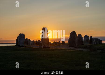 ALE's Stones/Ales stenar, ovale in pietra megalitica, che rappresenta una nave in pietra vicino a Kåseberga, Skåne, Svezia Foto Stock