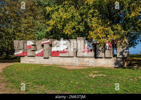 Danzica, Polonia - 7 ottobre 2022 - cartello di scultura Westerplatte all'ingresso dell'ex area militare della seconda guerra mondiale Foto Stock