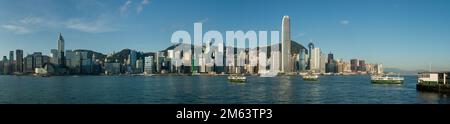 Panorama ad alta risoluzione dello skyline della città dell'isola di Hong Kong al sole del mattino da Tsim Sha Tsui, Kowloon, 2013 (100Mpx) Foto Stock