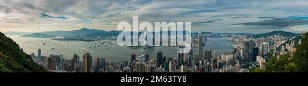 Panorama a 180 gradi ad alta risoluzione dell'Isola di Hong Kong, del Porto Victoria e di Kowloon alla luce soffusa del pomeriggio, guardando a nord dal picco, 2014 (162Mpx) Foto Stock