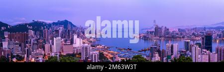 Panorama ad alta risoluzione dell'isola di Hong Kong, del Victoria Harbour e di Kowloon all'alba, guardando ad ovest da Braemar Hill, 2016 (162Mpx) Foto Stock