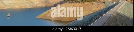 Panorama della Trinity Dam e del lago artificiale vicino a Weaverville in California, USA Foto Stock