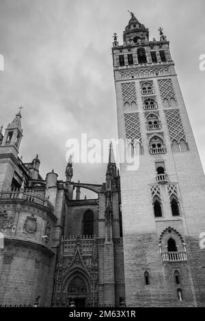 Dettagli della facciata sulla Cattedrale di Siviglia di Santa Maria del See a Siviglia, Andalusia, Spagna, la più grande chiesa gotica Foto Stock