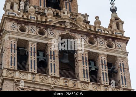 Dettagli della facciata sulla Cattedrale di Siviglia di Santa Maria del See a Siviglia, Andalusia, Spagna, la più grande chiesa gotica Foto Stock