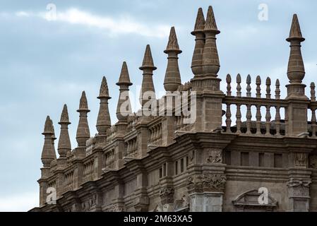 Dettagli della facciata sulla Cattedrale di Siviglia di Santa Maria del See a Siviglia, Andalusia, Spagna, la più grande chiesa gotica Foto Stock