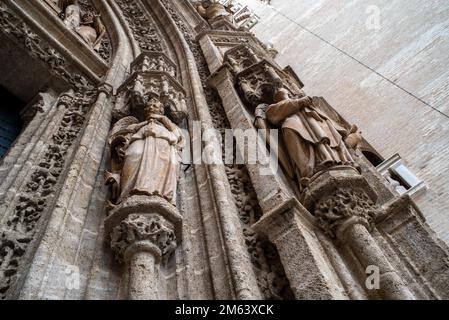 Dettagli della facciata sulla Cattedrale di Siviglia di Santa Maria del See a Siviglia, Andalusia, Spagna, la più grande chiesa gotica Foto Stock