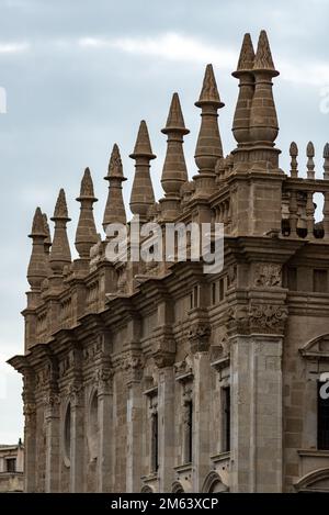 Dettagli della facciata sulla Cattedrale di Siviglia di Santa Maria del See a Siviglia, Andalusia, Spagna, la più grande chiesa gotica Foto Stock