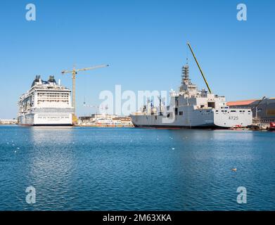 La nave da crociera MSC Euribia e la nave navale Jacques Chevallier in costruzione nel cantiere navale Chantiers de l'Atlantique a Saint-Nazaire, Francia Foto Stock
