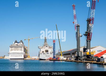 La nave da crociera MSC Euribia e la nave navale Jacques Chevallier in costruzione nel cantiere navale Chantiers de l'Atlantique a Saint-Nazaire, Francia Foto Stock